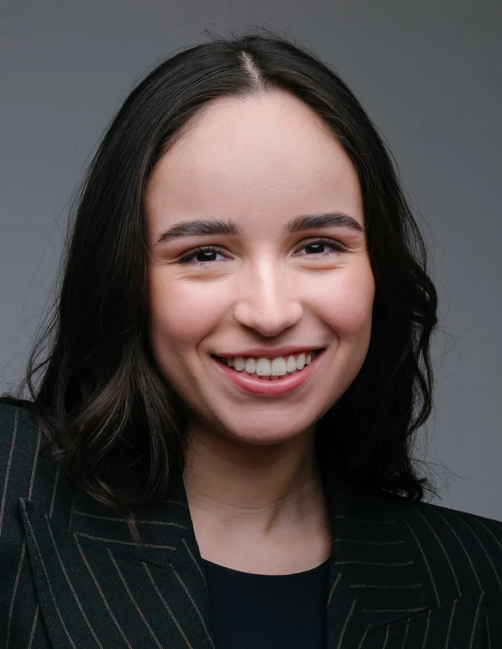 laura-headshot-smiling-long-brown-hair-professional-headshots-nyc.jpg