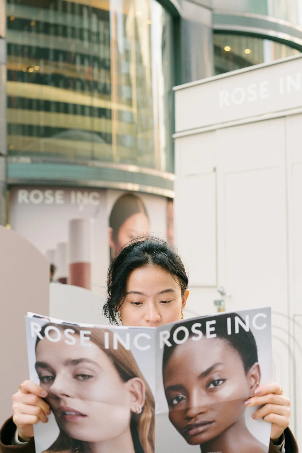 rose-inc-food-truck-guest-reading-magazine.jpg
